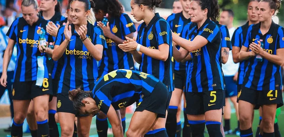 Inter Milano W players celebrating on the pitch