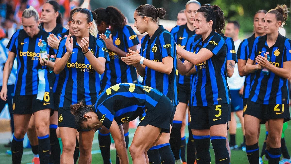 Inter Milano W players celebrating on the pitch