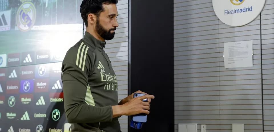 Player entering press conference room at Real Madrid