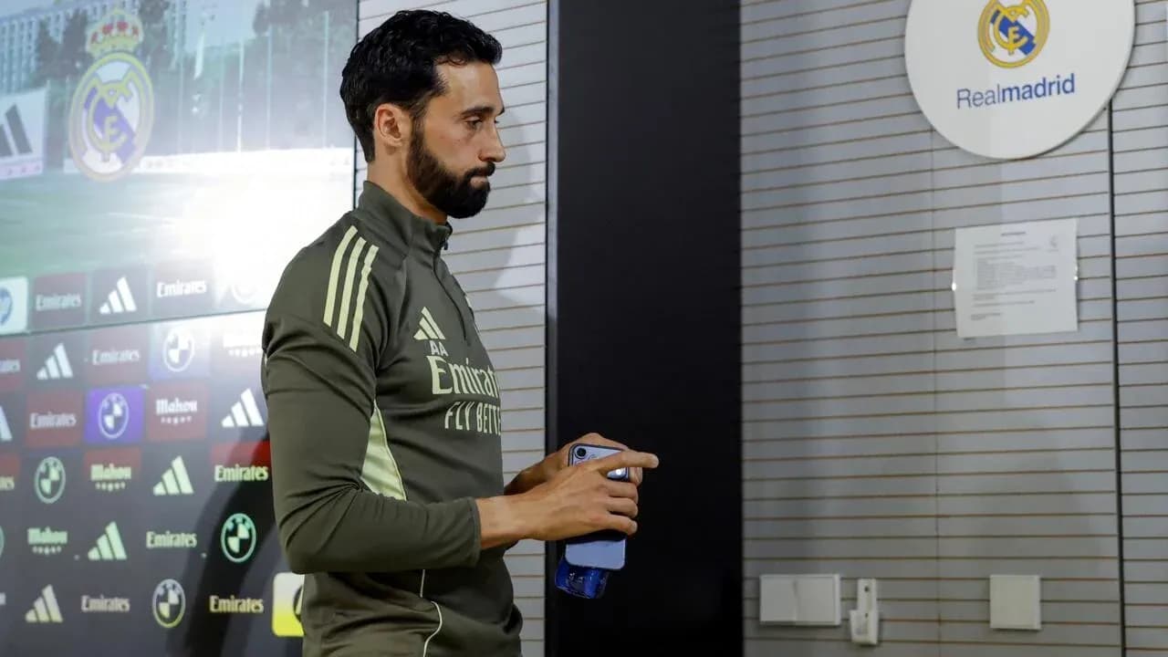 Player entering press conference room at Real Madrid