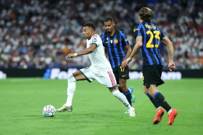 Mbappé dribbling past defenders during match