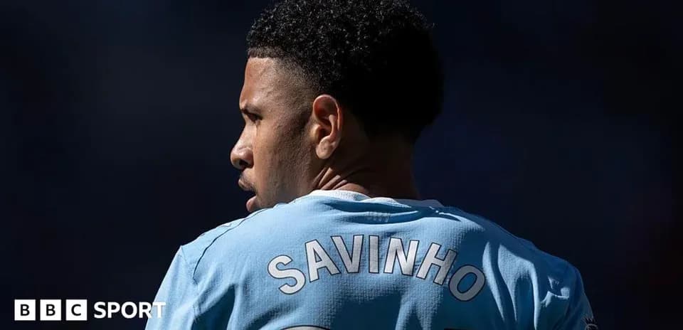 Player wearing jersey with name Savinho