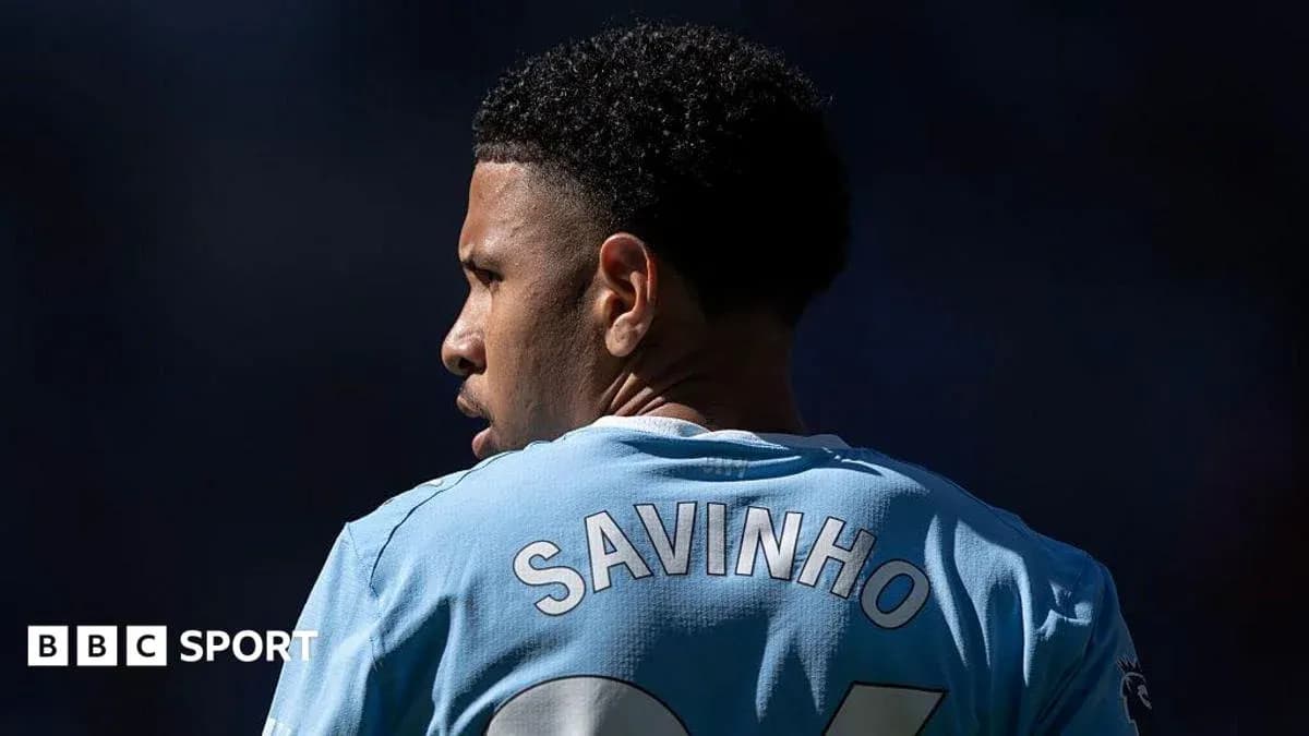 Player wearing jersey with name Savinho