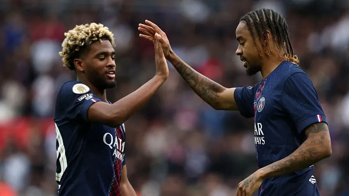 Two PSG players high-fiving on the field