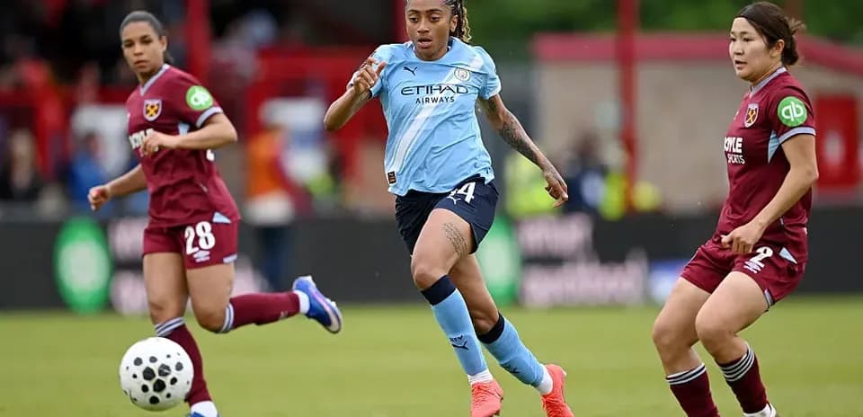 Player from Manchester City dribbling the ball