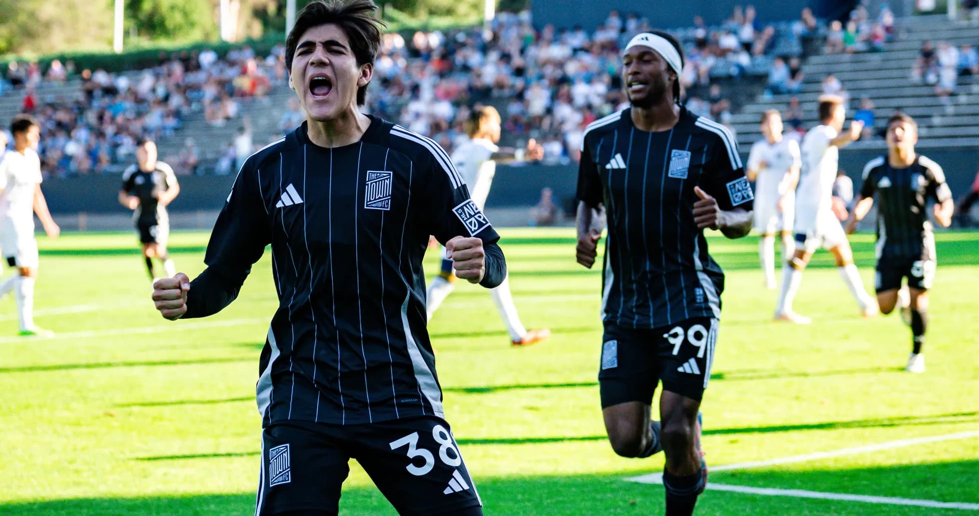 Players celebrating during Ventura County match