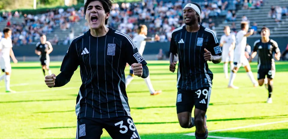 Players celebrating during Ventura County match