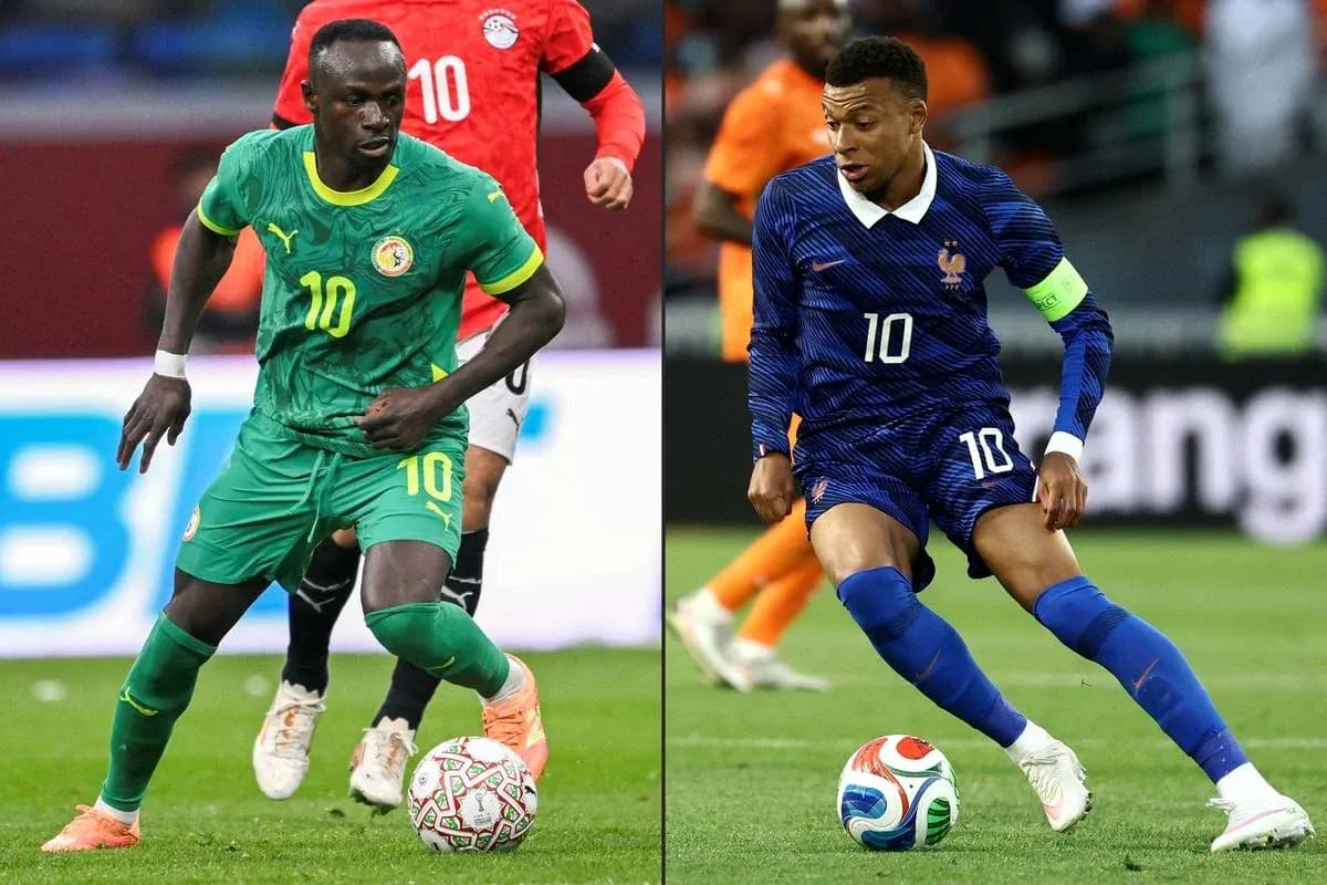 Sadio Mané and Kylian Mbappé during match