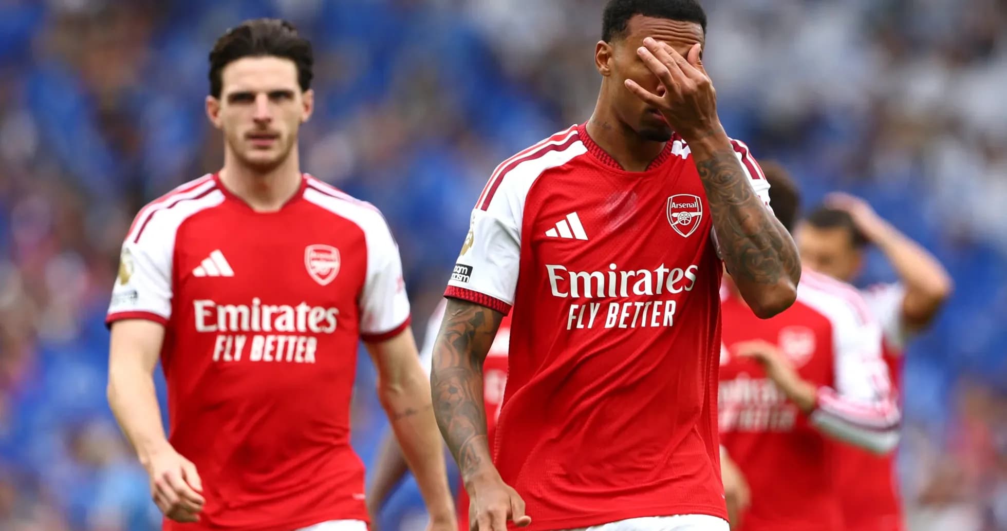 Arsenal players walking off the pitch disappointed