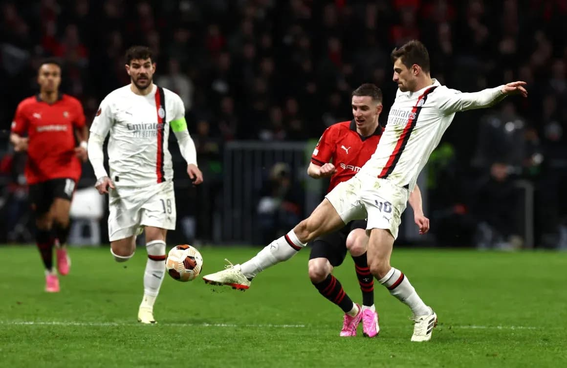 AC Milan player challenging for the ball