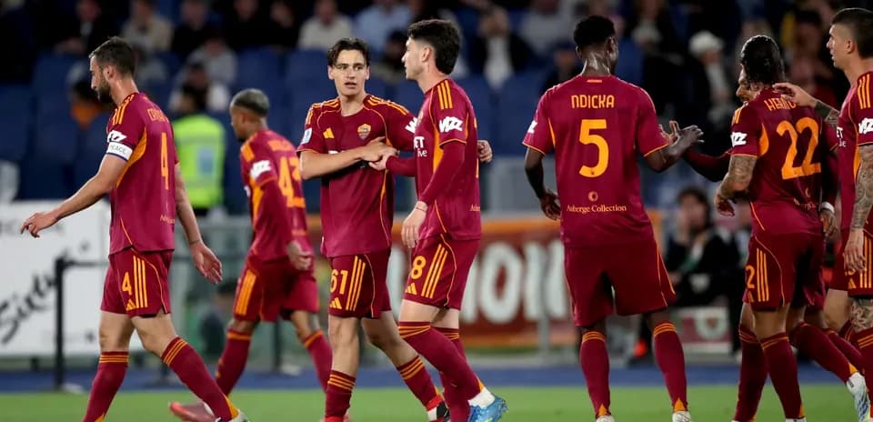 AS Roma players celebrating during match