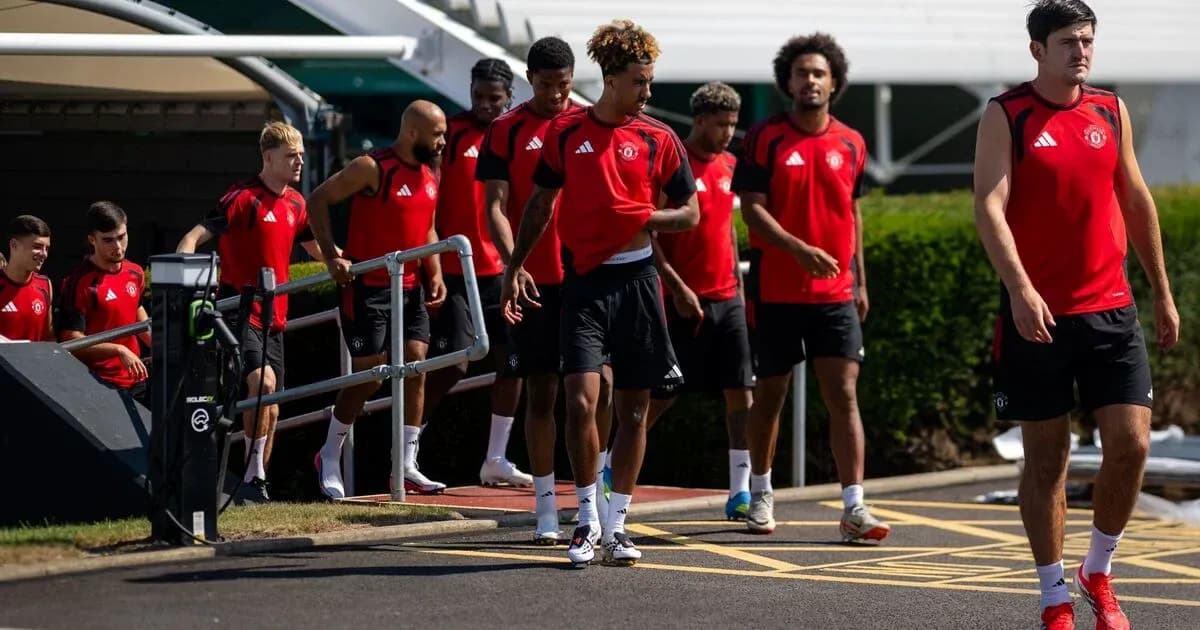 Manchester United players entering training facility