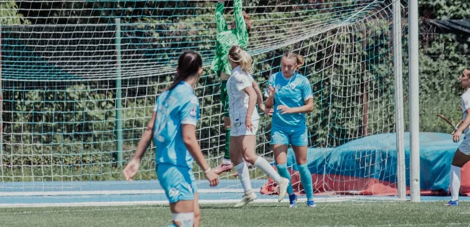 Goalkeeper catching ball during Como W vs Napoli W match