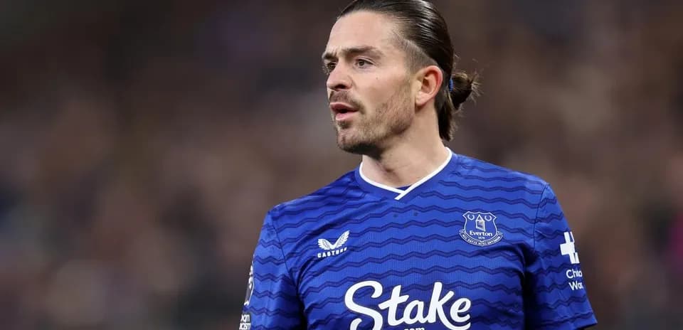 Player in blue Everton jersey on the field