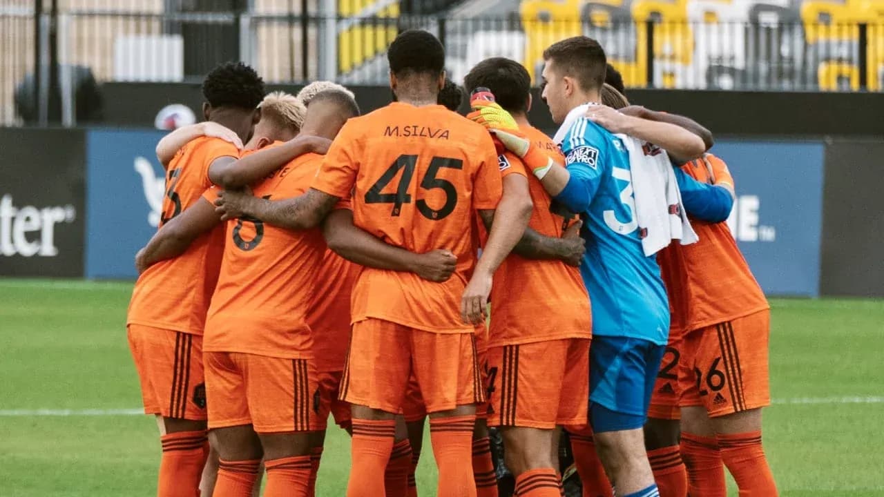 Houston Dynamo FC II players huddling before match