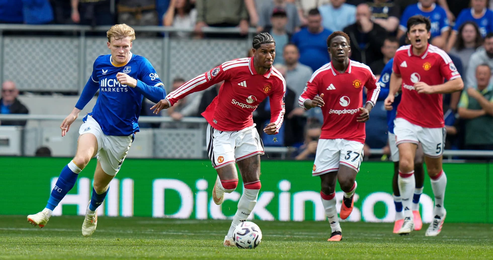 Manchester United players sprinting during match against Everton