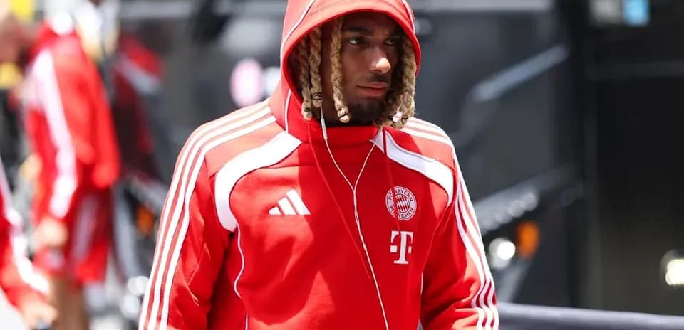 Player arriving in red Bayern Munich tracksuit
