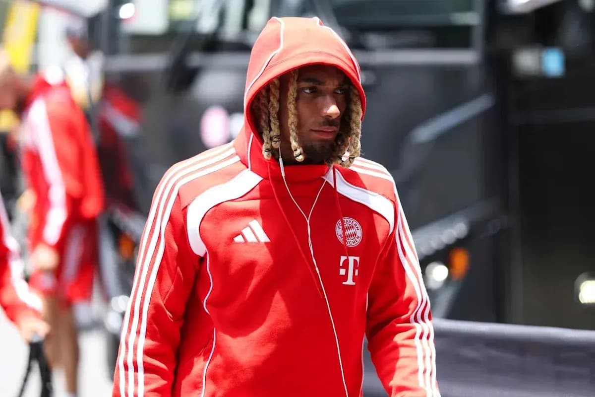 Player arriving in red Bayern Munich tracksuit