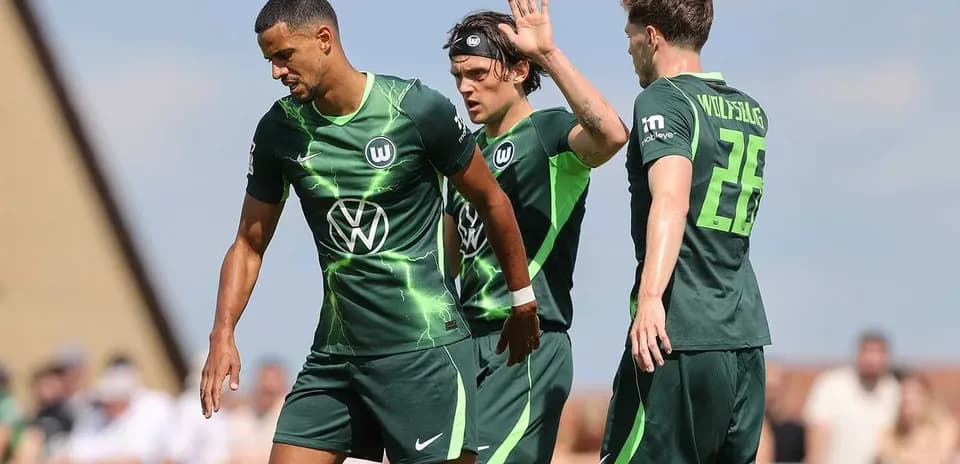Wolfsburg players celebrating on the pitch