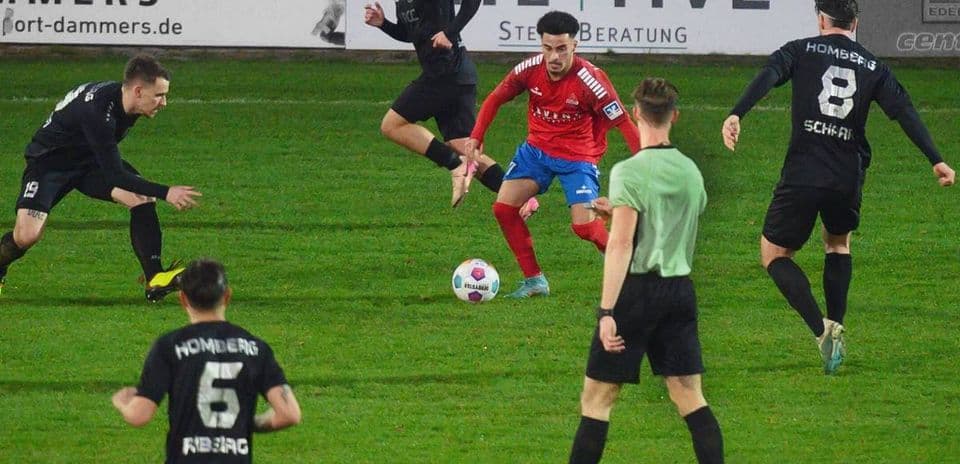 Holzheimer SG player dribbling against Schonnebeck