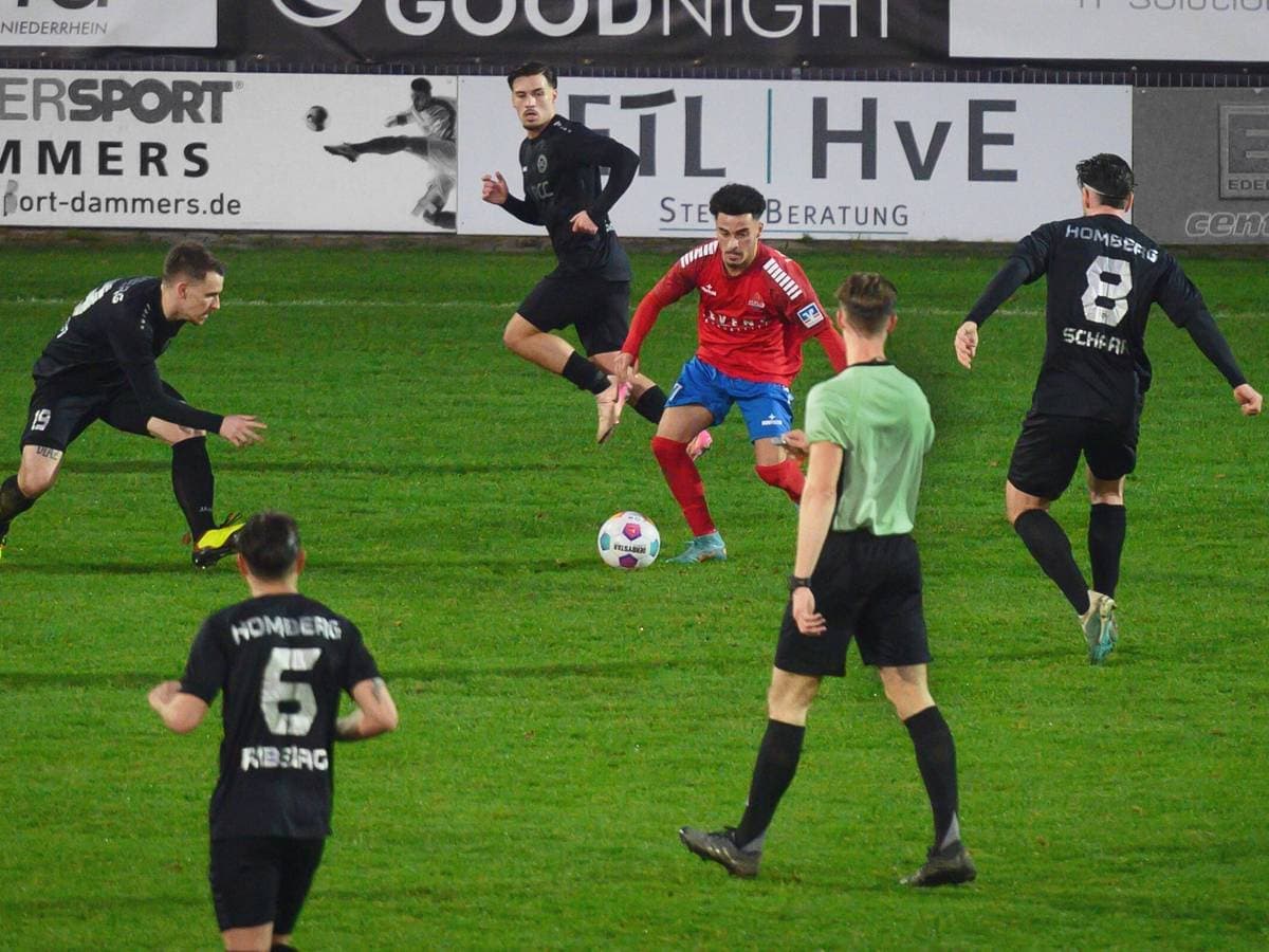 Holzheimer SG player dribbling against Schonnebeck