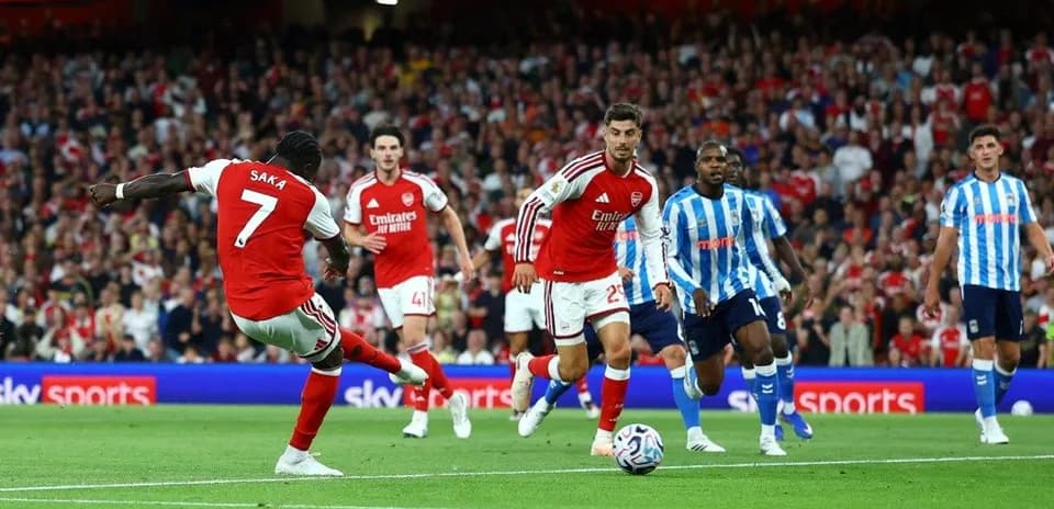 Bukayo Saka taking a shot during the match
