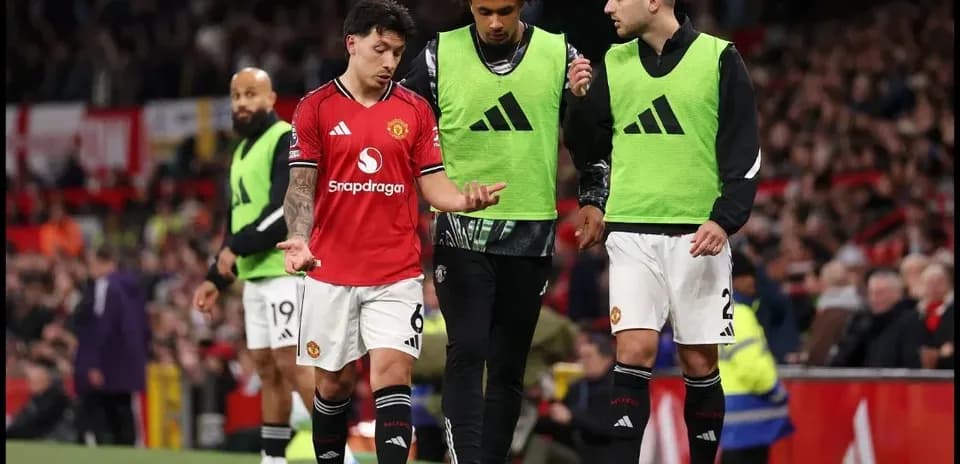 Manchester United players discussing on the sidelines