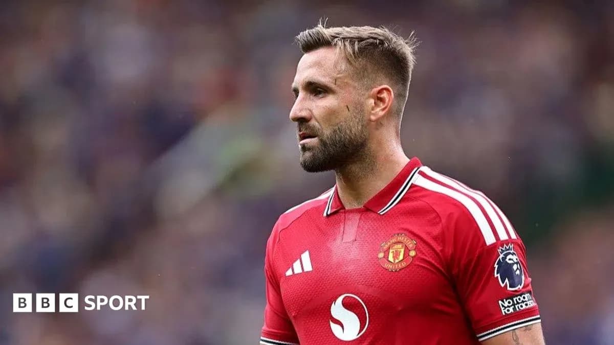 Player in red Manchester United jersey on field