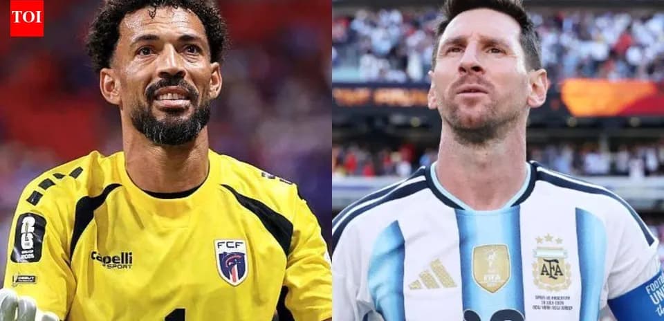Two football players, a goalkeeper and a forward