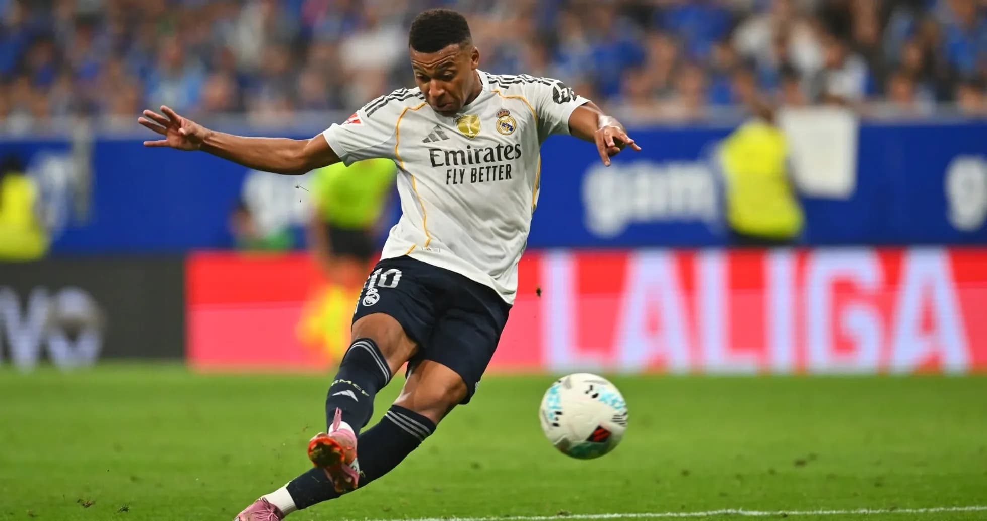 Real Madrid player shooting during La Liga match