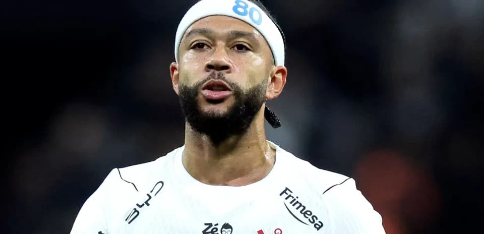 Player wearing a headband during a match