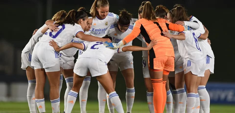 Real Madrid Women huddling before the match