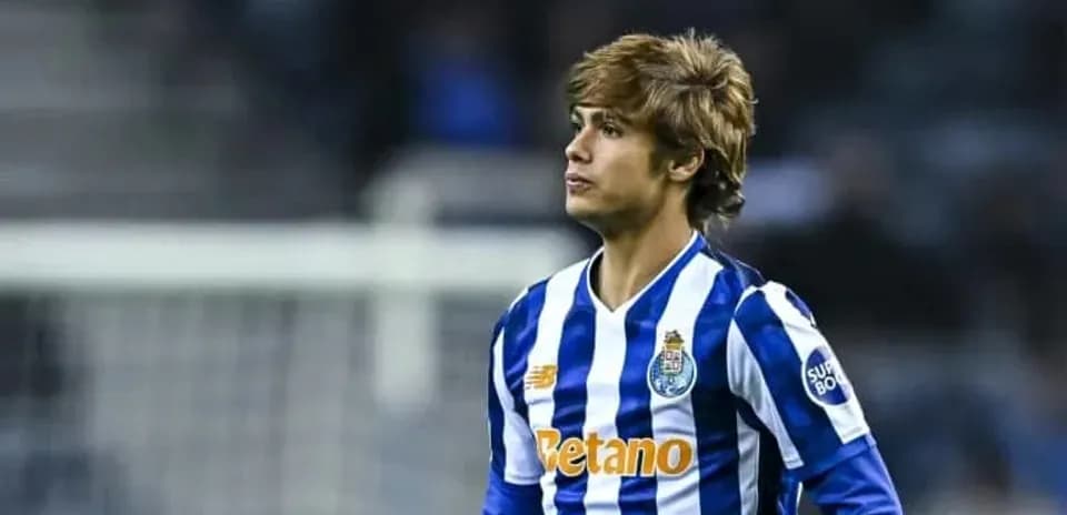 Player in FC Porto jersey on the field