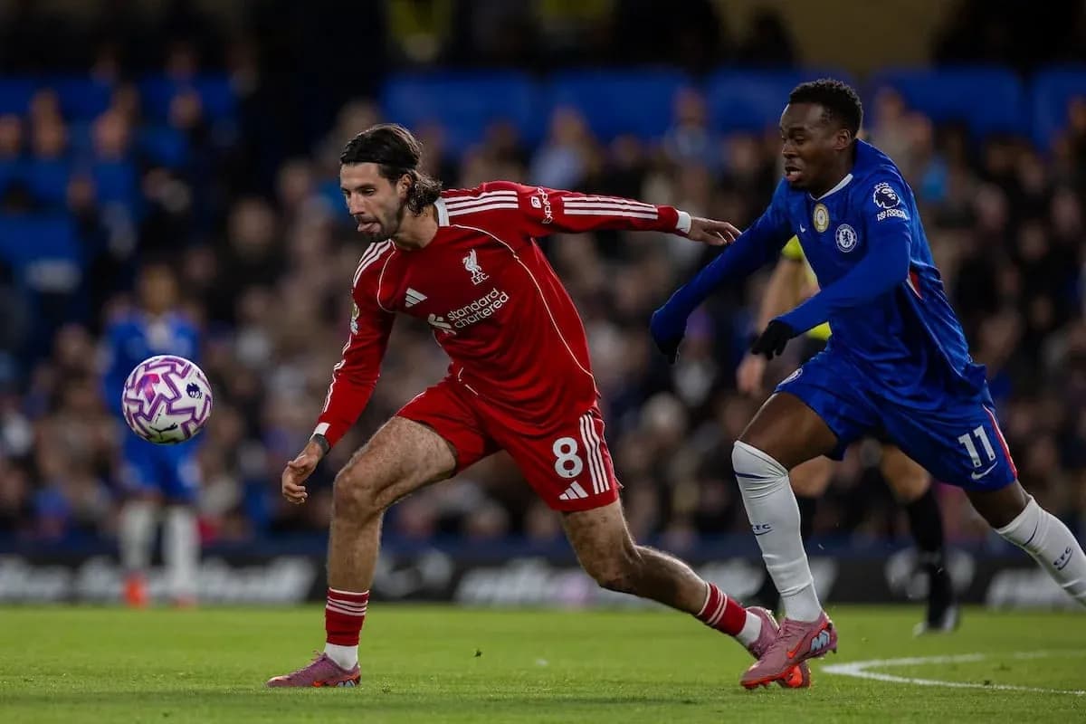 Liverpool player challenges Chelsea opponent for the ball