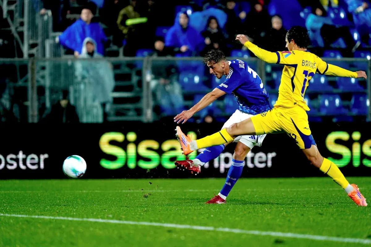 Player shooting the ball during Hellas Verona match