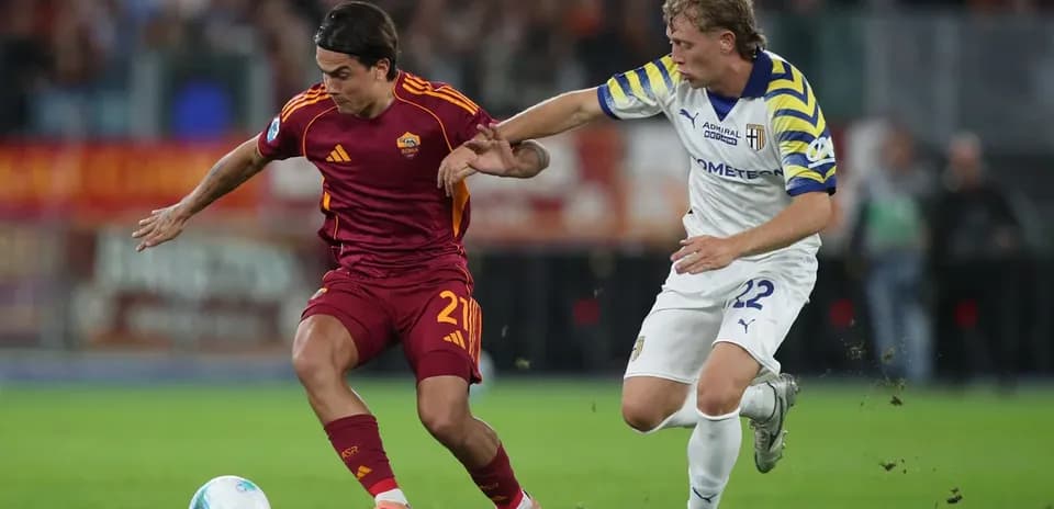 Player from AS Roma dribbling past Parma defender