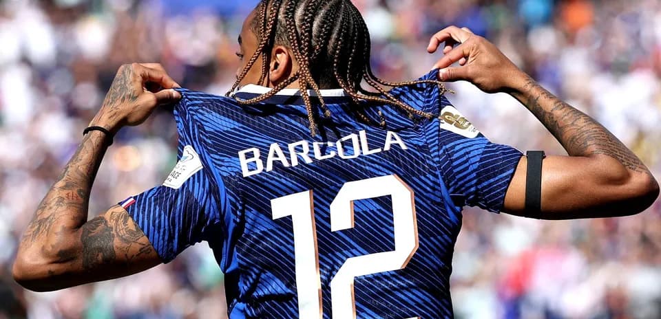Player revealing jersey with 'BARCOLA' and number 12