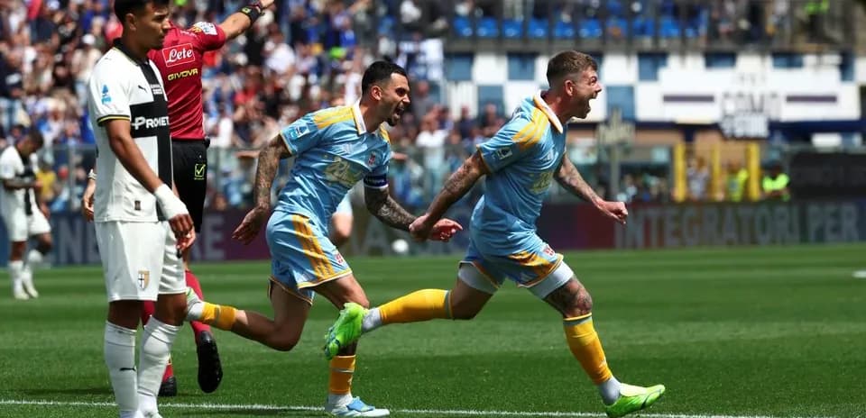 Players celebrating goal during Como vs Parma match