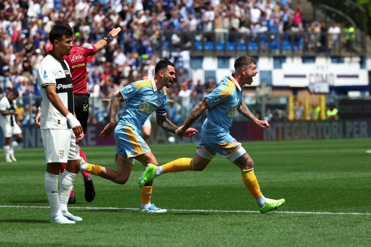 Players celebrating goal during Como vs Parma match