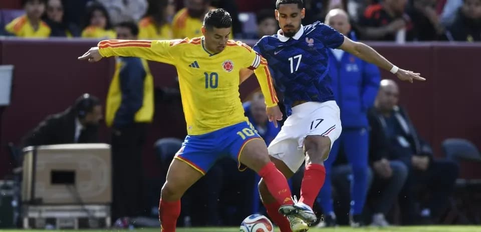 Colombian and French players contesting the ball