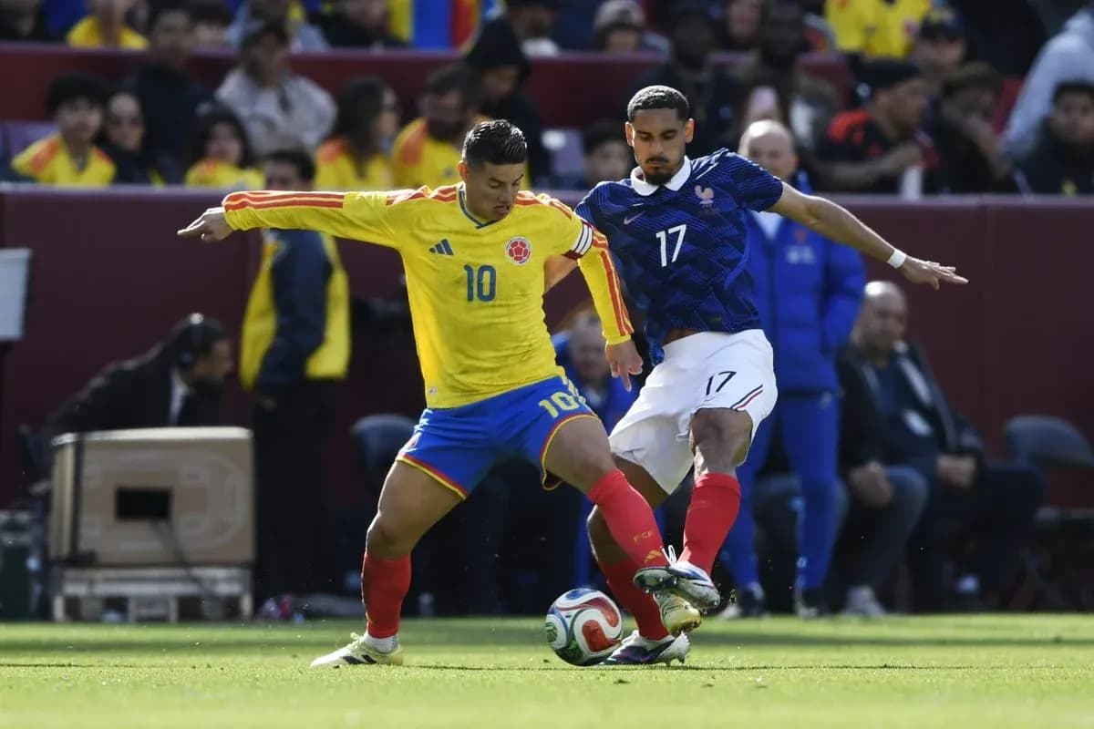 Colombian and French players contesting the ball