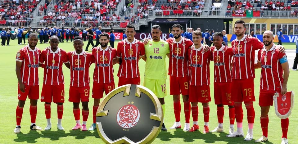 Wydad Casablanca team posing with trophy before match