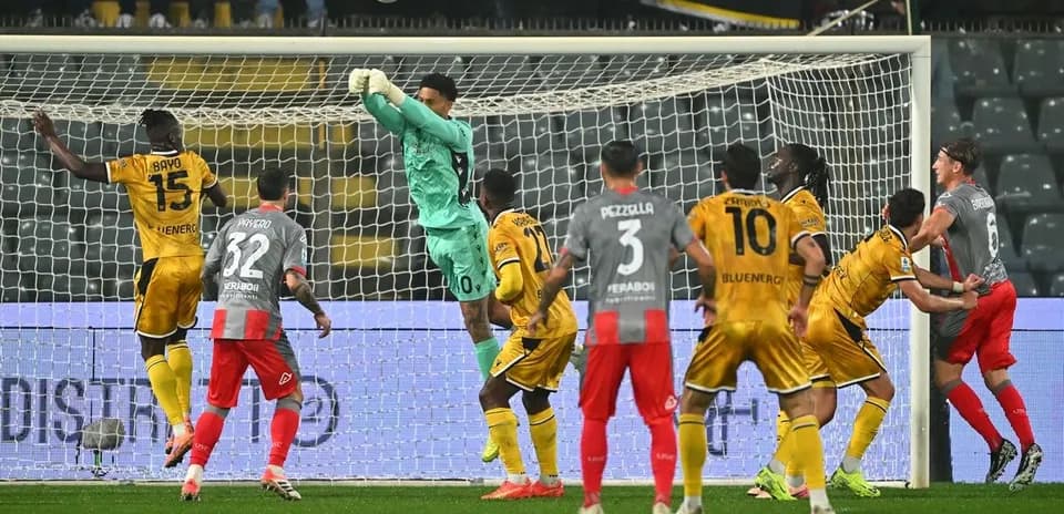 Goalkeeper catching ball during Udinese vs Cremonese match