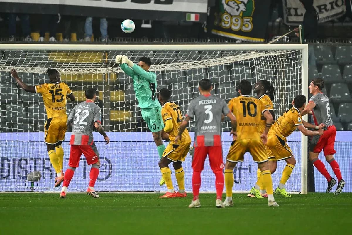 Goalkeeper catching ball during Udinese vs Cremonese match