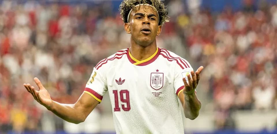 Player gesturing during a match in Spain kit
