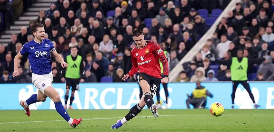 Everton player challenges Manchester United striker