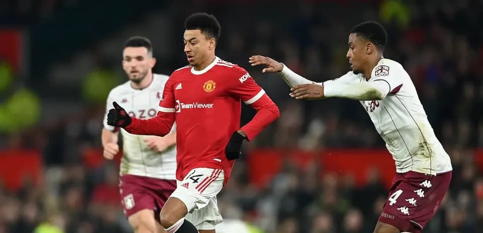 Jesse Lingard sprinting with defenders during match