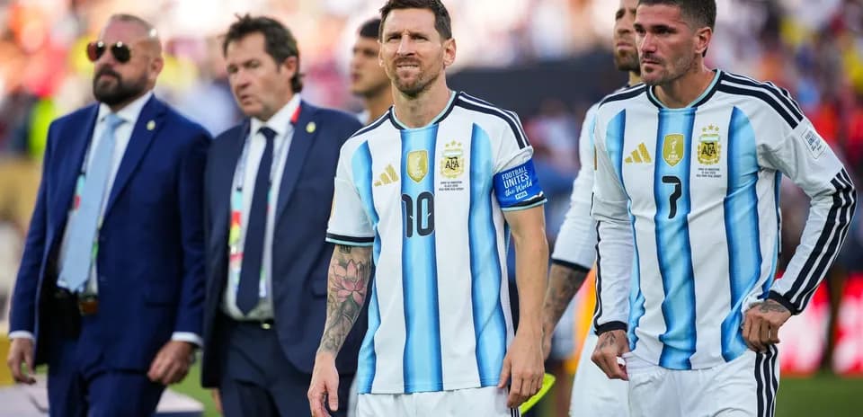 Lionel Messi walking with teammates after match