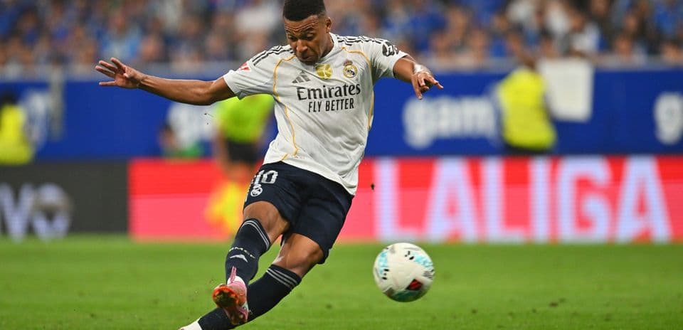 Real Madrid player shooting during La Liga match