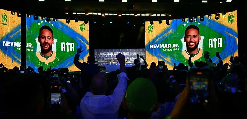 Fans cheering at Neymar Jr. announcement event
